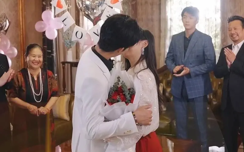 《替嫁新娘亿万老公宠上天》：甜宠升级，霸总与替嫁娇妻的浪漫复仇与爱恋传奇！